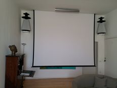 Sala HomeCinema con Schermo 3 metri circa a scomparsa totale come videoproiettore 